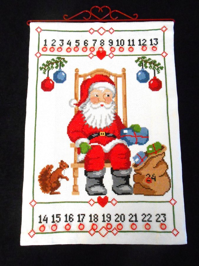 MYSIG HANDBRODERAD ADVENTSKALENDER -RÖTT BESLAG - 24 RINGAR. 66 X 45 CM.