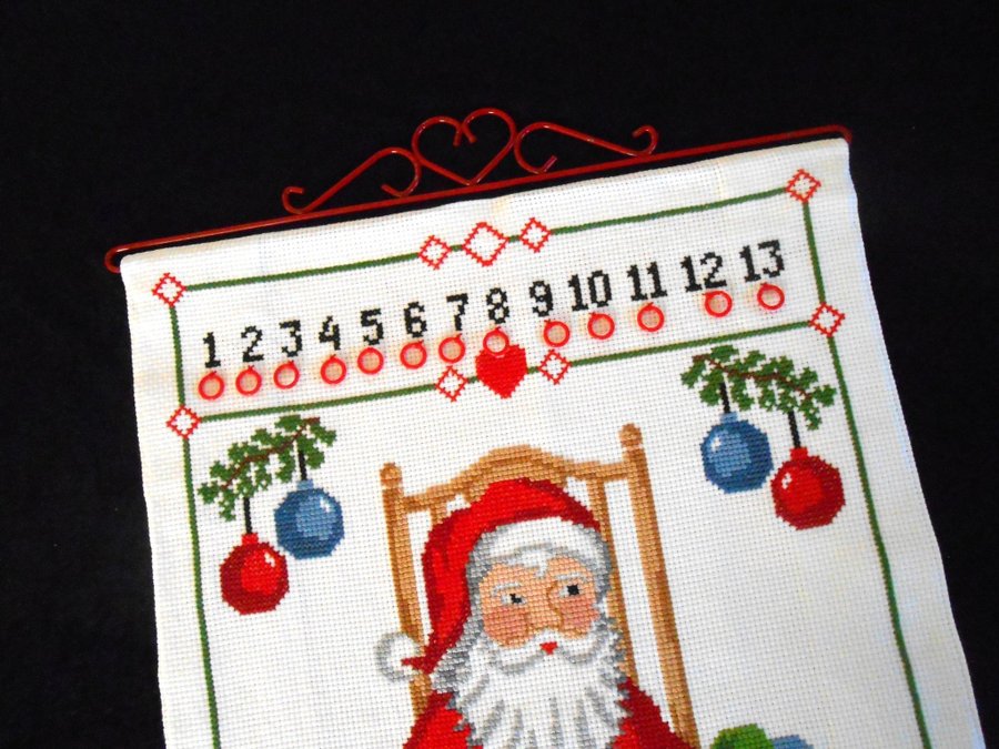 MYSIG HANDBRODERAD ADVENTSKALENDER -RÖTT BESLAG - 24 RINGAR. 66 X 45 CM.