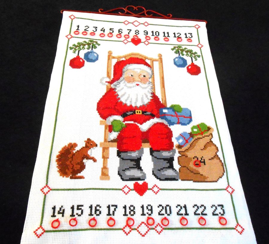 MYSIG HANDBRODERAD ADVENTSKALENDER -RÖTT BESLAG - 24 RINGAR. 66 X 45 CM.