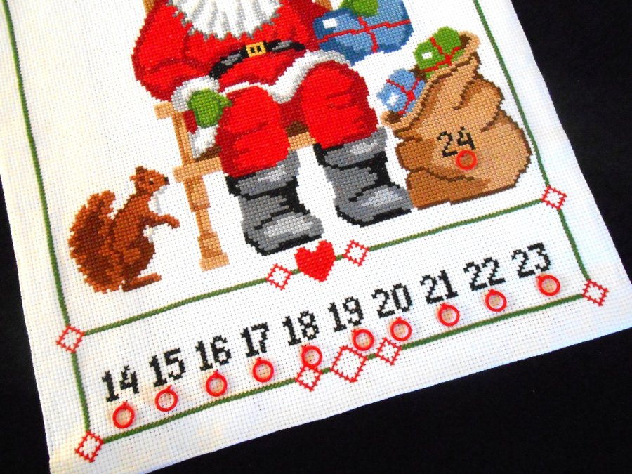 MYSIG HANDBRODERAD ADVENTSKALENDER -RÖTT BESLAG - 24 RINGAR. 66 X 45 CM.