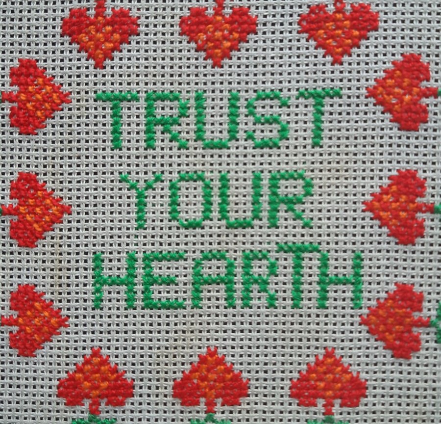 Broderad duk bonad kul text " Trust your hearth" hjärta jul julklapp present