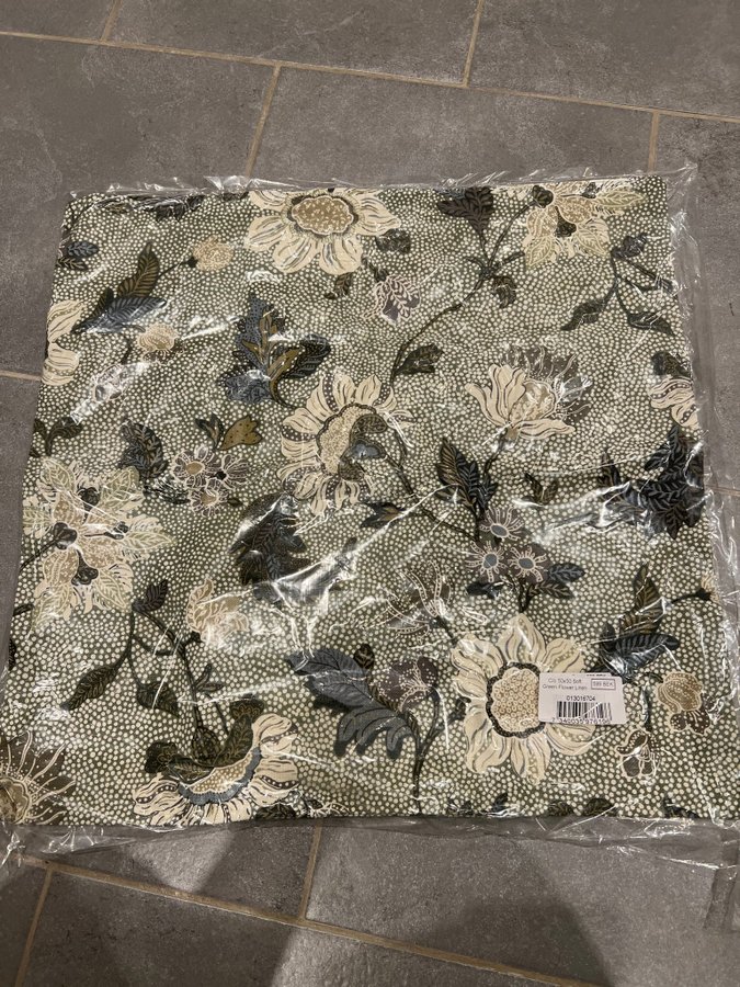 2 st nya kuddfodral Ceannis Green Flower Linen Värde 1.198 kr