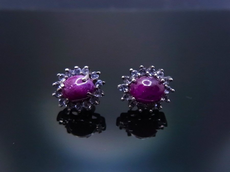 DESIGNER RUBY ÖRHÄNGEN med TANZANITE ENOURAGE / RUBIN OHRRINGE