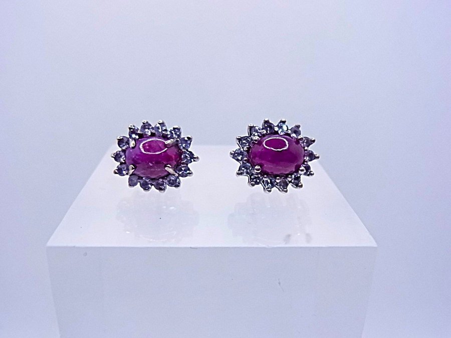 DESIGNER RUBY ÖRHÄNGEN med TANZANITE ENOURAGE / RUBIN OHRRINGE