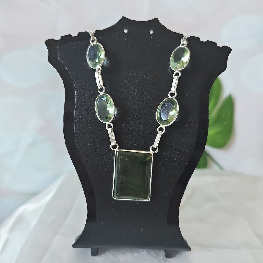 Underbart silverhalsband med jade och flourit 925S