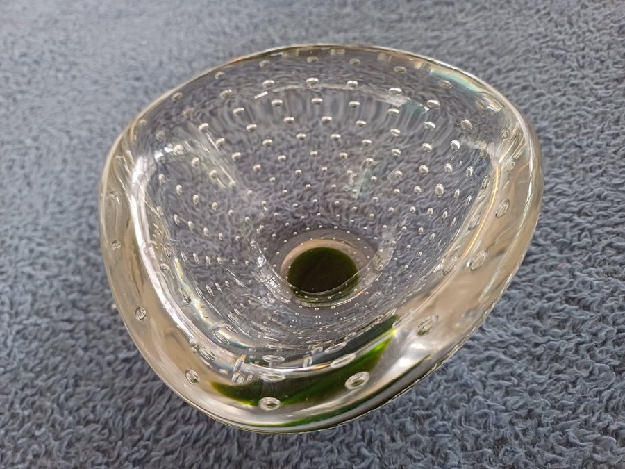 Glas skål Vicke Lindstrand KOSTA signerad undertill Kosta L.H 1347?