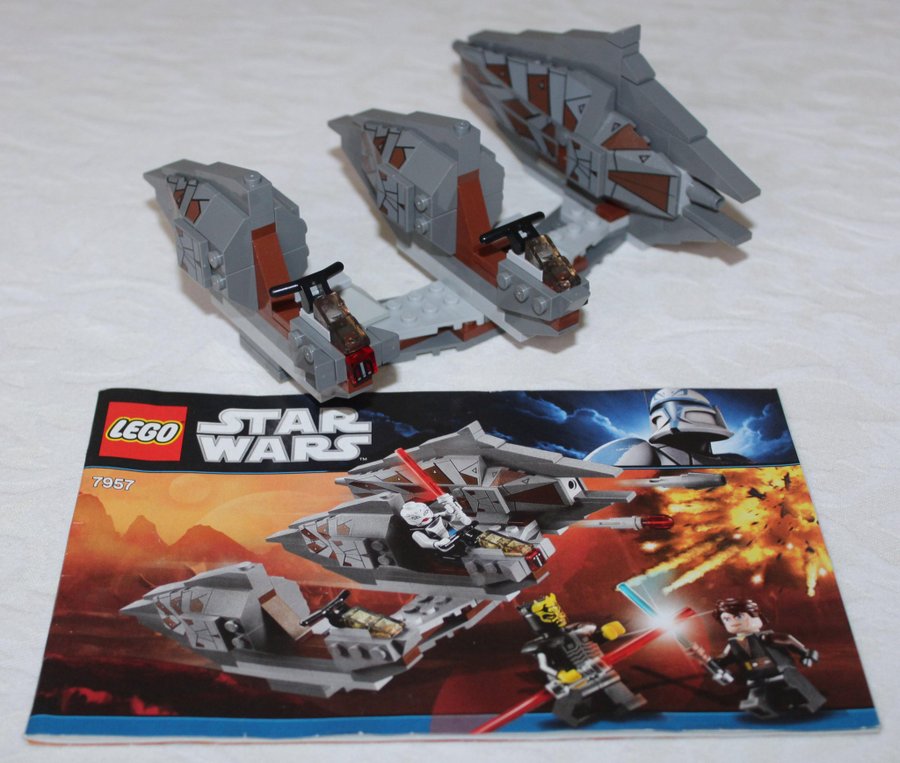 LEGO STAR WARS set 7957 SITH NIGHTSPEEDER