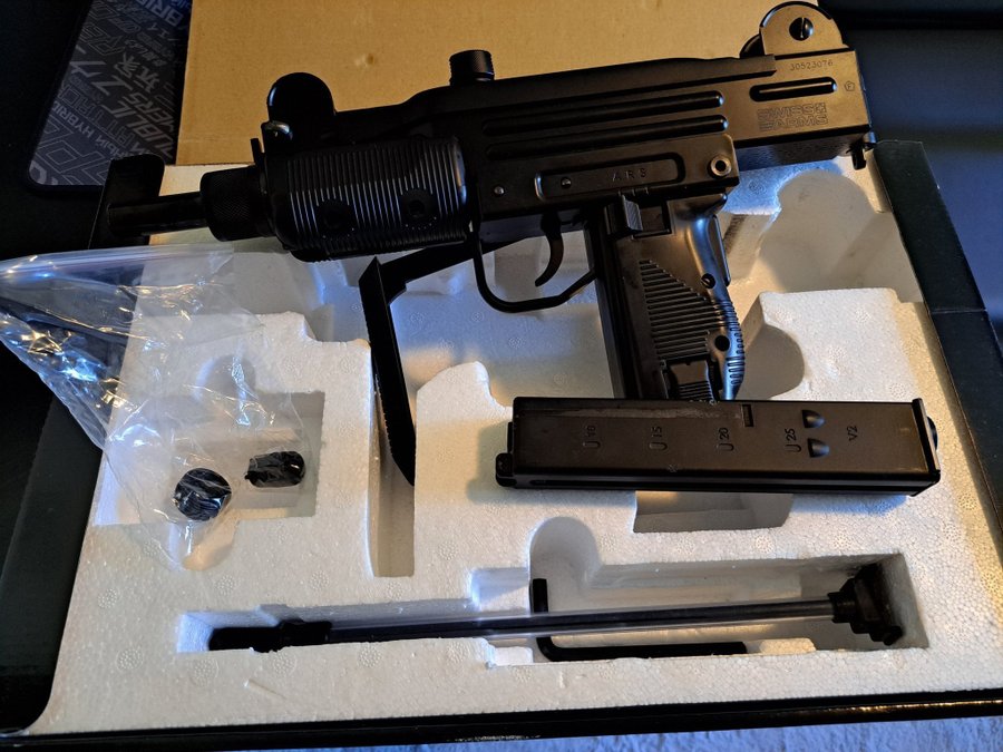 Swiss Arms Uzi full auto 6mm co2