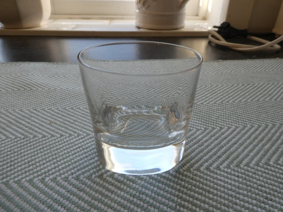 8 STYCKEN FINA SMÅ SELTERGLAS HÖGD 60 MM OCH MED EN DIAMETER UPPTILL PÅ 60 MM.