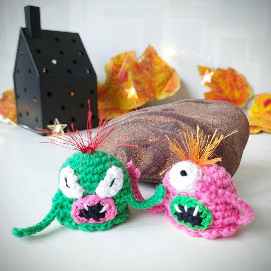 2 st Virkade Mini Monster Virkat Halloween Pynt Prydnad Dekoration Present Lek