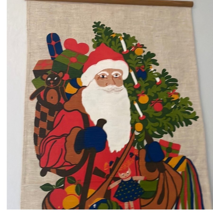 Julväggbonad med tomte från Almedahls design Louise Carling