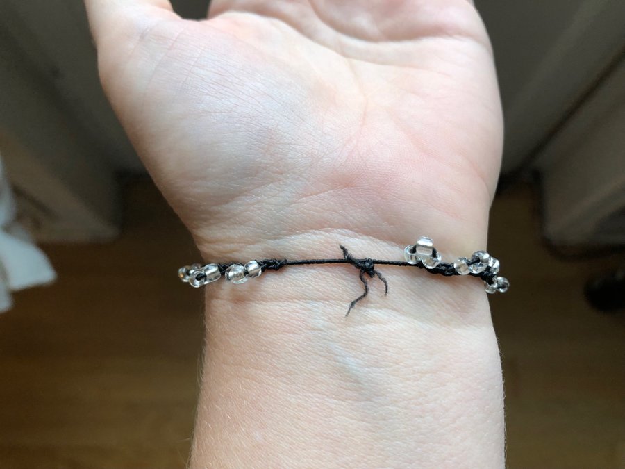 Handgjort armband med pärlor