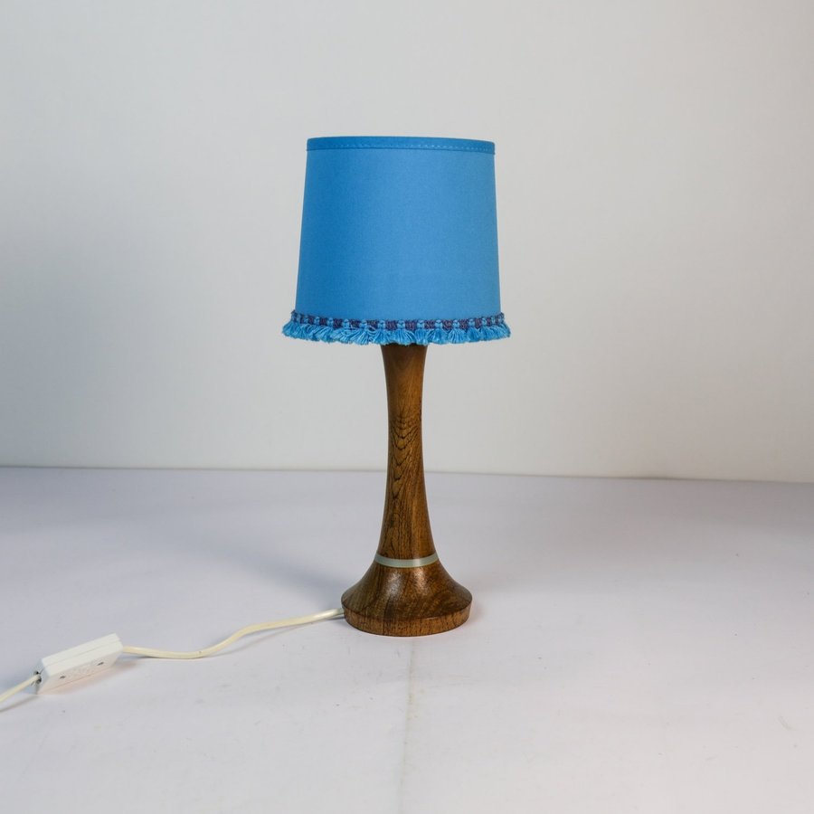 Elegant vintage bordslampa med fot i ädelträ m ådring havsblå tygskärm 60-tal