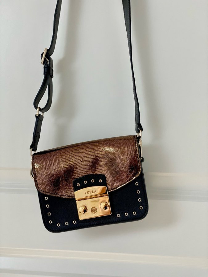 FURLA Metropolis Crossbody Bag, handväska/axelremsväska, svart/metallic