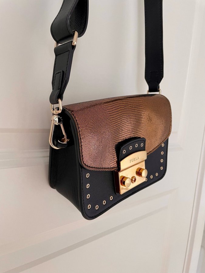 FURLA Metropolis Crossbody Bag, handväska/axelremsväska, svart/metallic