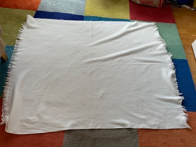 Pläd/filt med fransar vit färg bra skick 150x125 cm