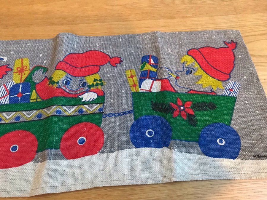 Julduk väggbonad med tomtar i tåg May Bühler retro vintage tryck på linne väv