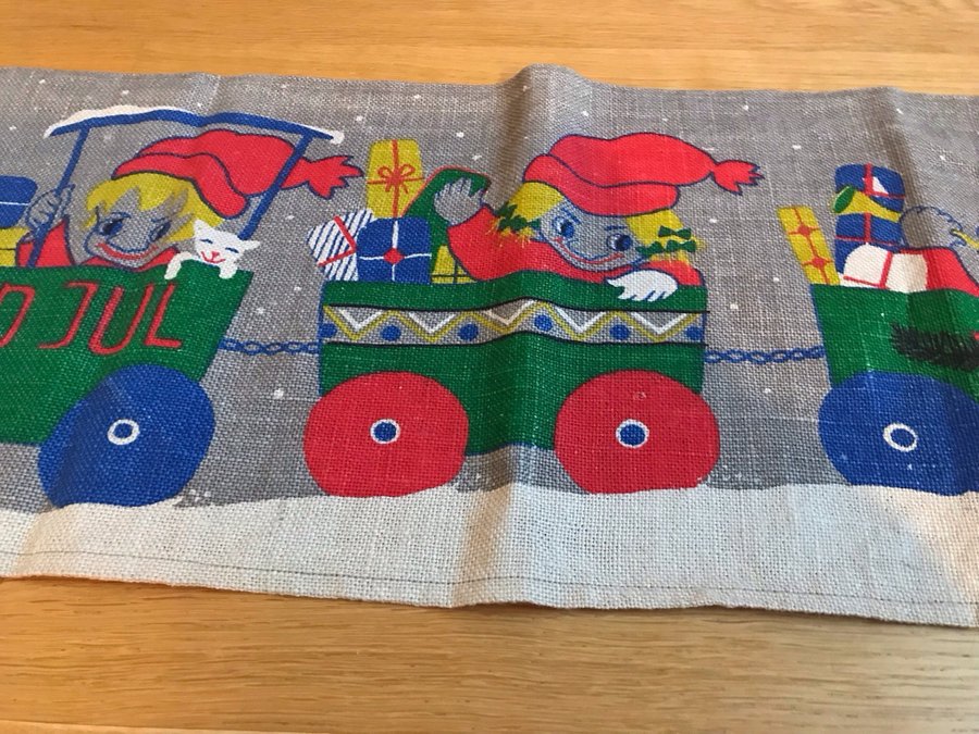 Julduk väggbonad med tomtar i tåg May Bühler retro vintage tryck på linne väv