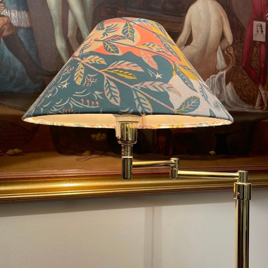 Vackert Golvlampa i Mässing med Tyg Lampskärm Josef Frank ”Anakreon”