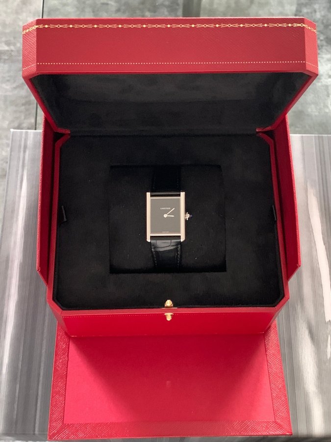 NY! Cartier Tank Must Black 33.7x25.5mm med FULL-SET