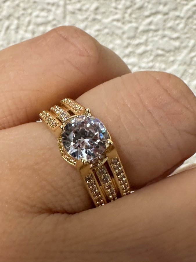 Ny ring i 18K Guld plätering Hög kvalitet Cubic Zirkon stenar ring str. 19mm