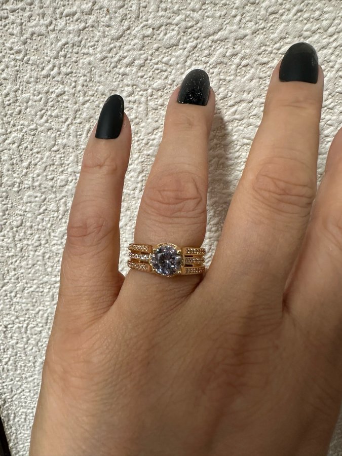 Ny ring i 18K Guld plätering Hög kvalitet Cubic Zirkon stenar ring str. 19mm