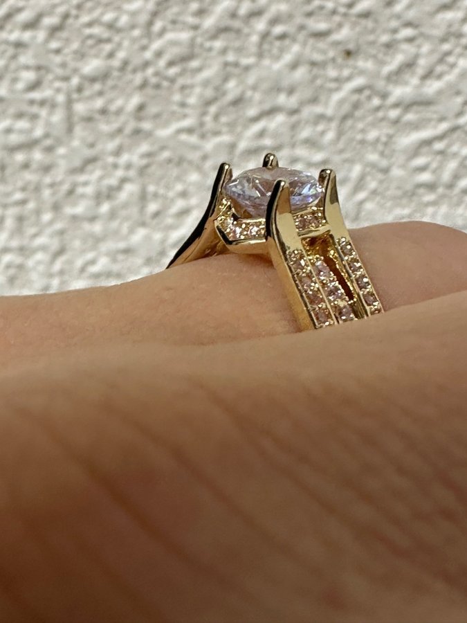 Ny ring i 18K Guld plätering Hög kvalitet Cubic Zirkon stenar ring str. 19mm