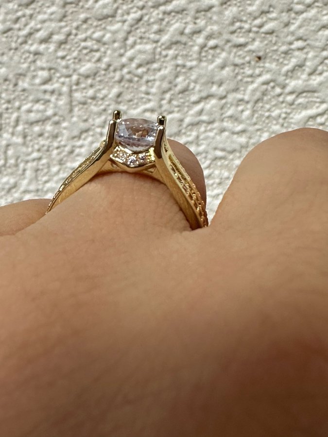 Ny ring i 18K Guld plätering Hög kvalitet Cubic Zirkon stenar ring str. 19mm