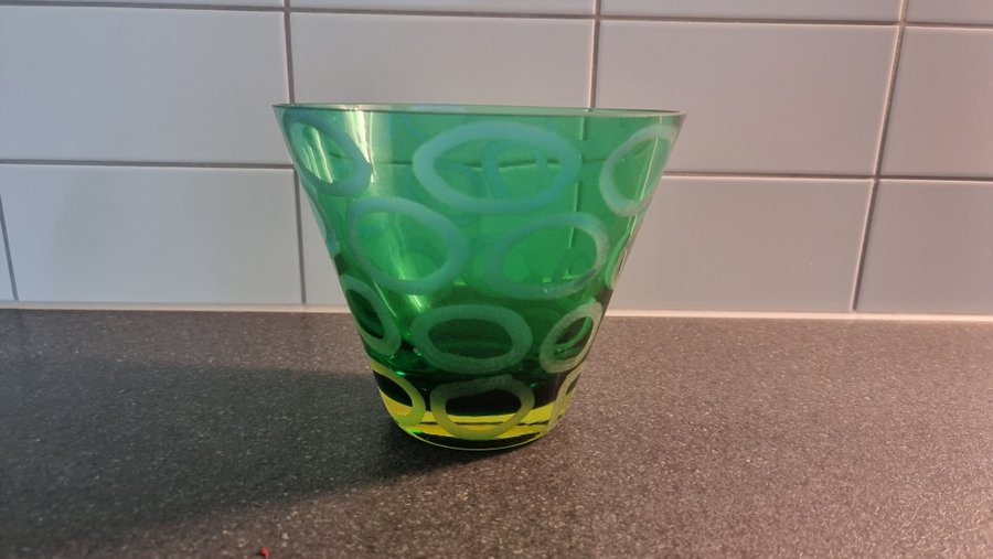 HANDSNIDAD GLASVAS I GRÖN GLAS