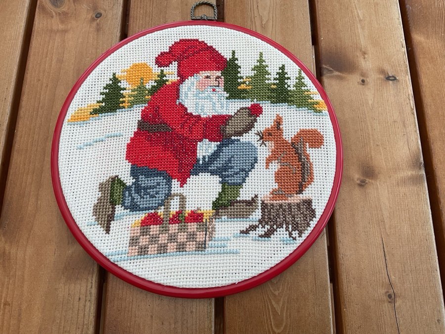 Jultomte med ekorren jultavla 27 cm broderad med plastram