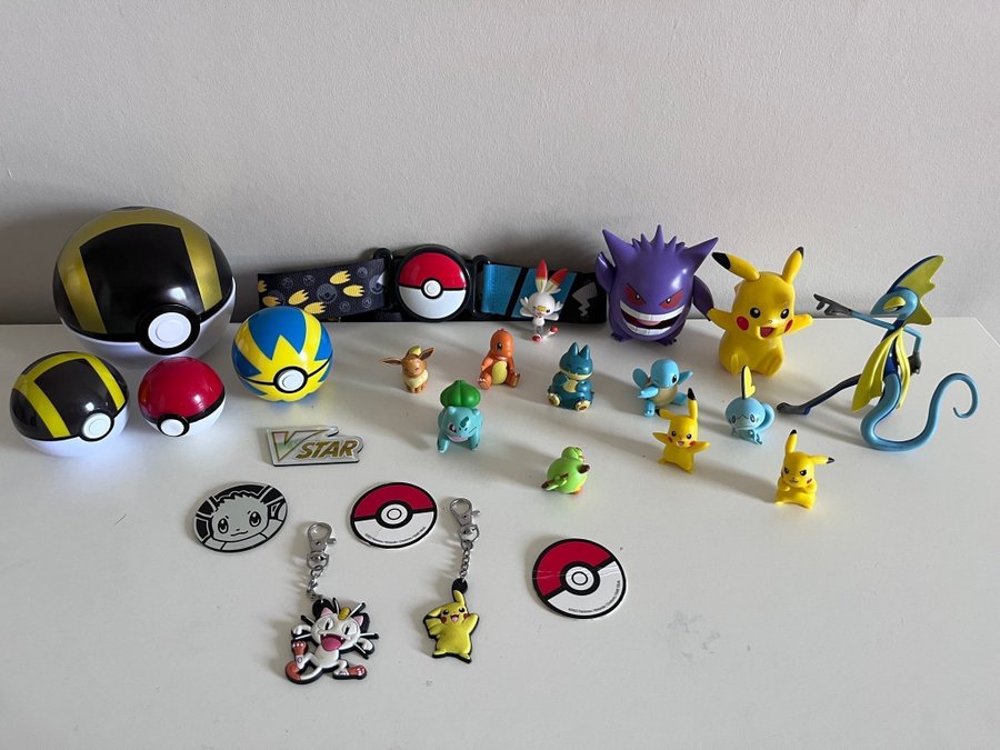 Stort paket Pokémon figurer, bollar och bälte