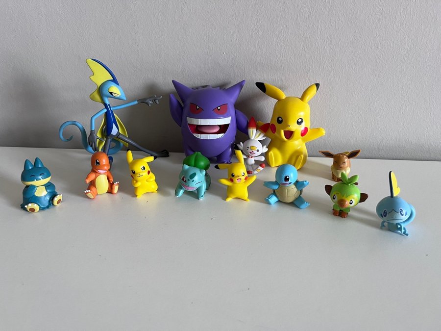 Stort paket Pokémon figurer, bollar och bälte