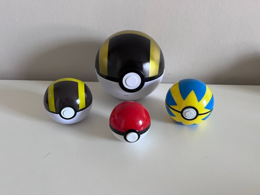 Stort paket Pokémon figurer, bollar och bälte