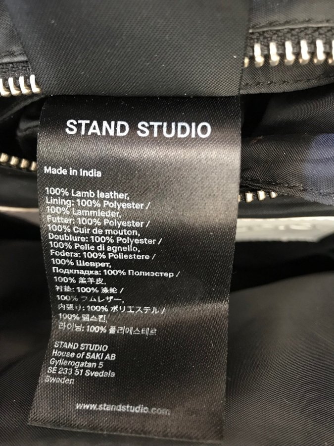 Stand studio assante puffy bag skinnväska