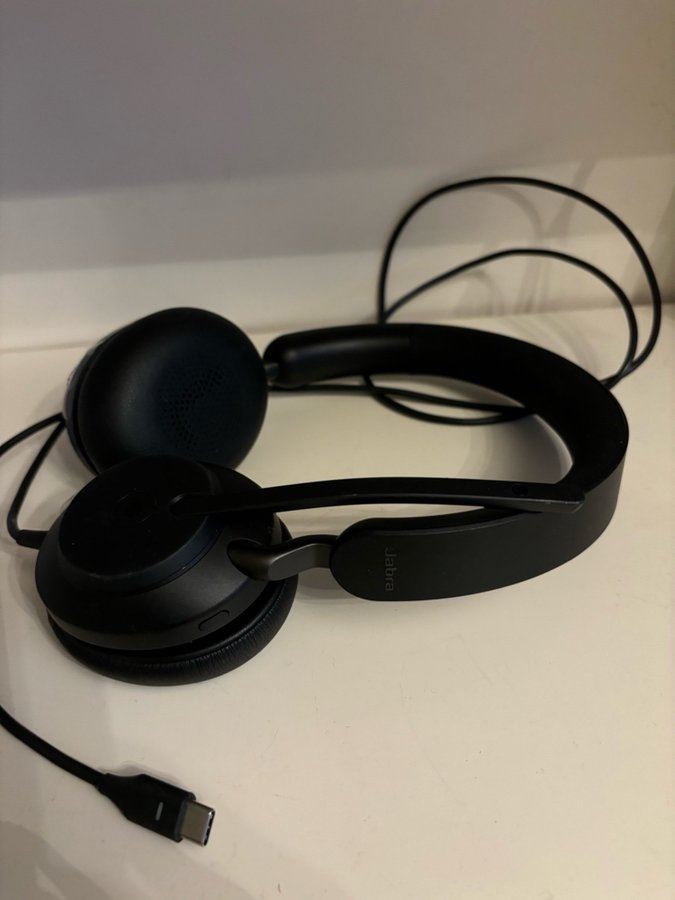 Jabra Evolve2 40 med USB-C. Ny