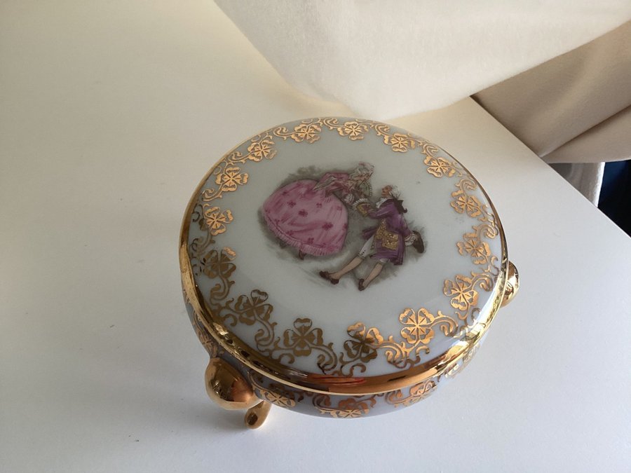 Franska Limoges AREOR Paris smyckeskrin  1940 guldmåladFragonard scen