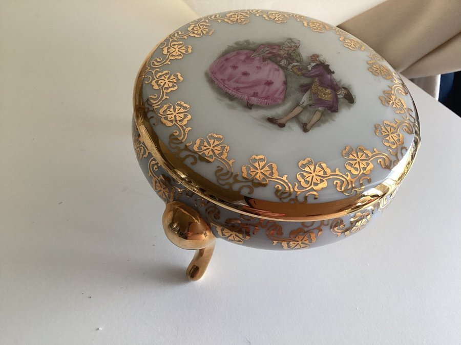 Franska Limoges AREOR Paris smyckeskrin  1940 guldmåladFragonard scen