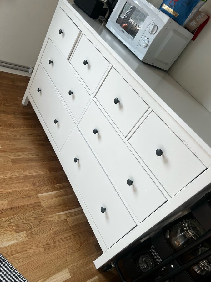 Vit byrå med 8 lådor- HEMNES IKEA