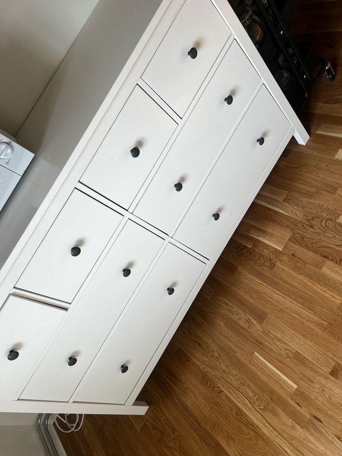 Vit byrå med 8 lådor- HEMNES IKEA