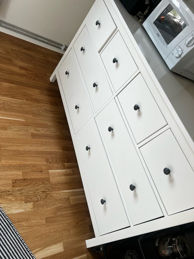 Vit byrå med 8 lådor- HEMNES IKEA