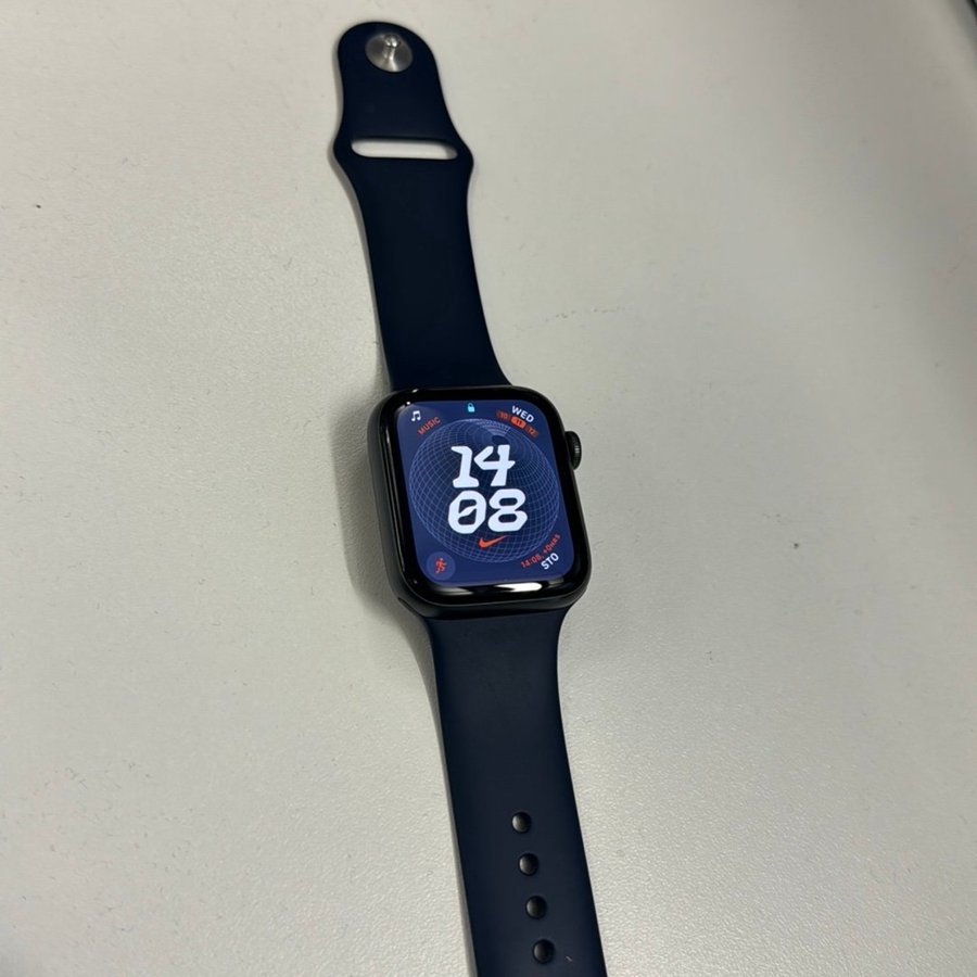 Apple Watch SE (GPS) • 44 mm