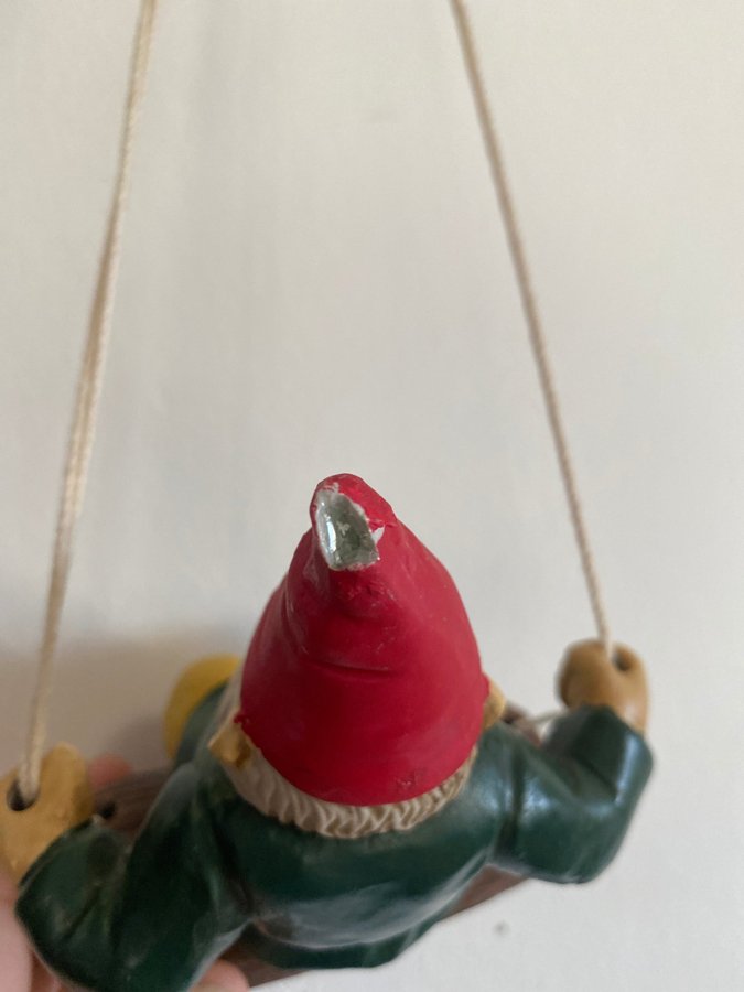 Tomte hängande på stubbe keramik gunga gungande