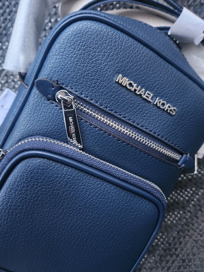 Axelremsväska michael kors navy väska