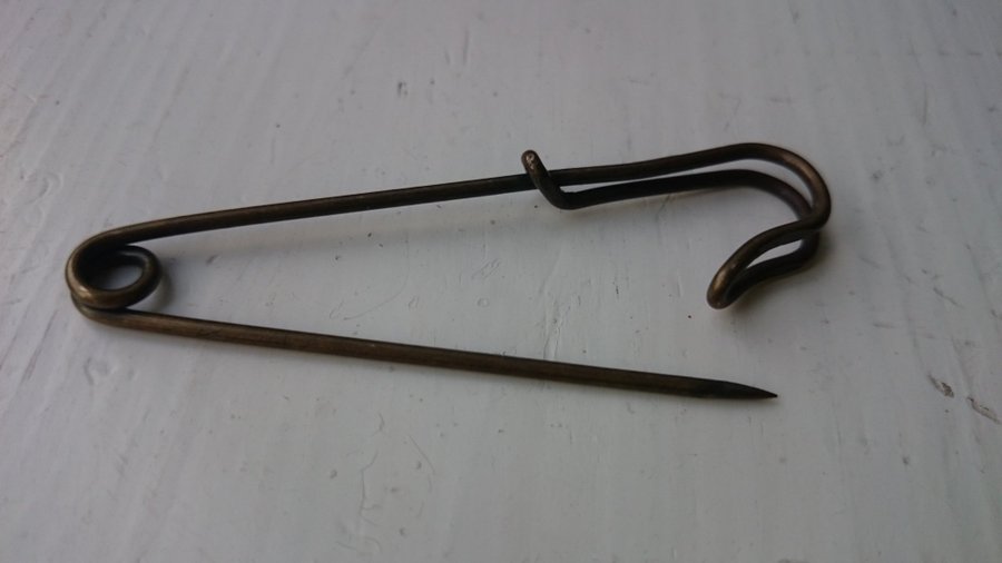 Tjock säkerhets-brosch i oxiderad metall för att stänga koftor etc, 7 cm lång