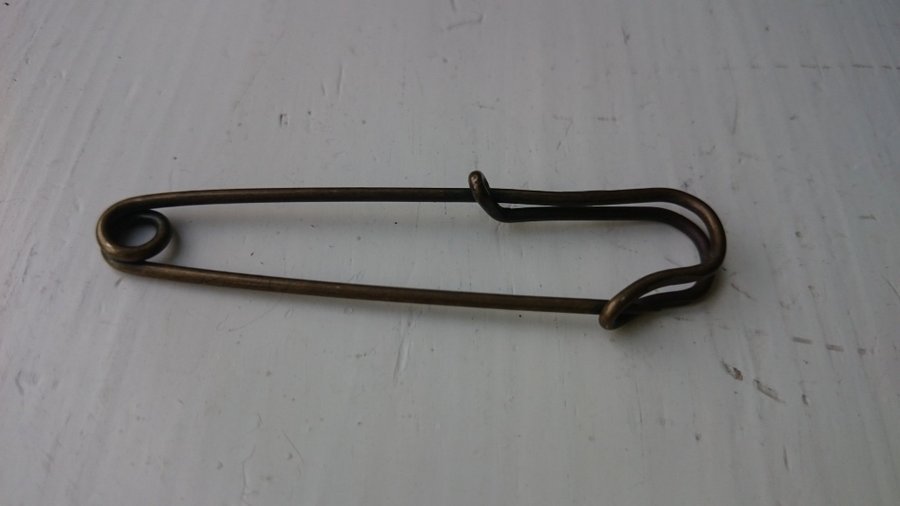 Tjock säkerhets-brosch i oxiderad metall för att stänga koftor etc, 7 cm lång