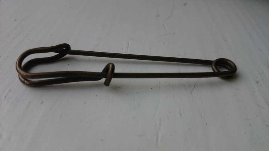 Tjock säkerhets-brosch i oxiderad metall för att stänga koftor etc, 7 cm lång