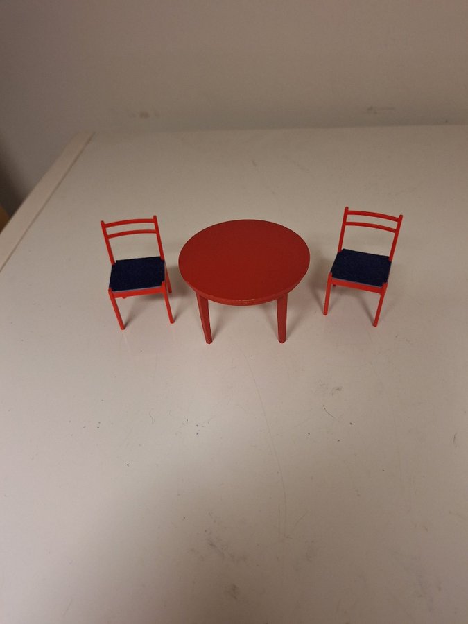 Rött bord med stolar Lundby