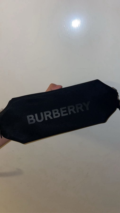 Helt ny oanvänt vattentät Burberry necessär tog precis ur plasten