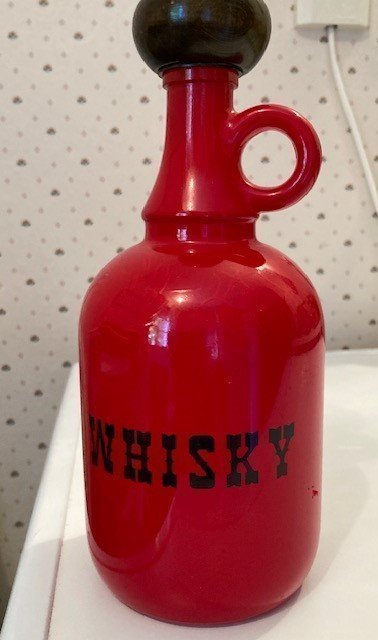 Stor Glossy Red Whisky-flaska i tjockt glas med skruvkork i trä. Retro.