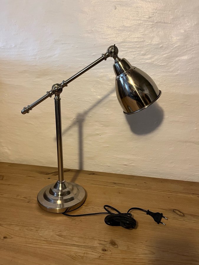 Sølvsfarvet skrivebordslampe